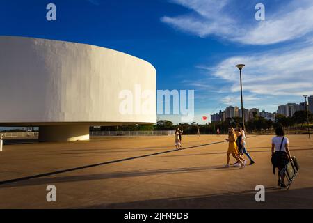 Goiania, Goiás, Brasilien – 03. Juli 2022: Detail des Oscar Niemeyer Kulturzentrums am späten Nachmittag, in der Esplanada JK in Goiânia, Goiás. Stockfoto