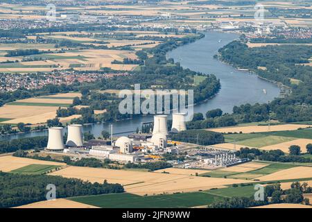 Biblis, Deutschland. 04.. Juli 2022. Das stillstehende Kernkraftwerk Bibnis in Südhessen (Luftaufnahme aus einem Flugzeug). Angesichts des Mangels an Gaslieferungen aus Russland wird auch über den Neustart stillgelegter Kernkraftwerke diskutiert. Quelle: Boris Roessler/dpa/Alamy Live News Stockfoto