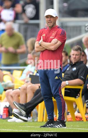 OLDENZAAL - Ajax-Trainer Alfred Schreuder beim Freundschaftsspiel zwischen Ajax Amsterdam und SC Paderborn 07 im Sportpark Vondersweijde am 2. Juli 2022 in Oldenzaal, Niederlande. ANP GERRIT VAN COLOGNE Stockfoto