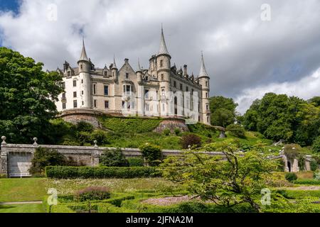 Golspie, Großbritannien - 25. Juni 2022: Blick auf Dunrobin Castle und die Gärten in den schottischen Highlands Stockfoto