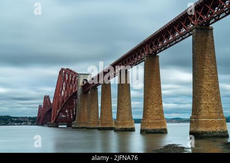 Queensferry, Großbritannien - 21. Juni 2022: Blick auf die historische Freischwinger-Forth-Brücke über den Firth of Forth in Scoltand Stockfoto