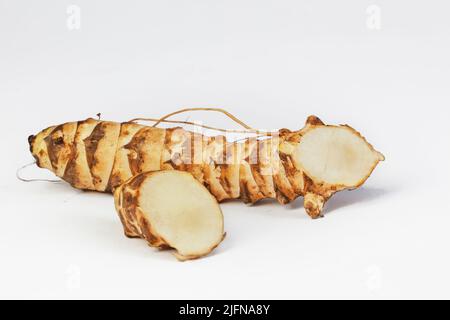 Süße knusprige Jerusalem Artischocke Knolle in zwei Teile geschnitten, isoliert auf weißem Hintergrund. Stockfoto