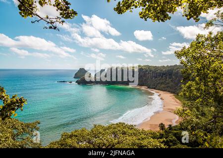 Atemberaubender brasilianischer Strand mit Inseln Stockfoto