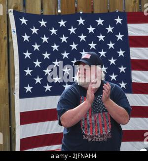 Racine, Wisconsin, USA. 4.. Juli 2022. Die Zuschauer applaudieren einem patriotischen Festwagen auf der Main Street in Racine, Wisconsin, während der jährlichen Festparade 4., Montag, 4. Juli 2022. (Bild: © Mark Hertzberg/ZUMA Press Wire) Stockfoto