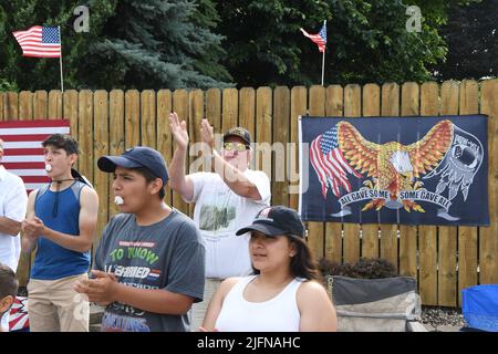 Racine, Wisconsin, USA. 4.. Juli 2022. Die Zuschauer applaudieren einem patriotischen Festwagen auf der Main Street in Racine, Wisconsin, während der jährlichen Festparade 4., Montag, 4. Juli 2022. (Bild: © Mark Hertzberg/ZUMA Press Wire) Stockfoto