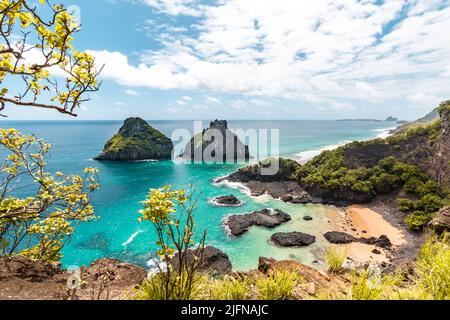 Atemberaubender brasilianischer Strand mit Inseln Stockfoto