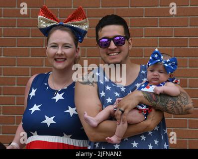 Racine, Wisconsin, USA. 4.. Juli 2022. Zuschauer stehen an der Main Street in Racine, Wisconsin, um sich die jährliche Festparade 4., Montag, 4. Juli 2022, anzusehen. (Bild: © Mark Hertzberg/ZUMA Press Wire) Stockfoto