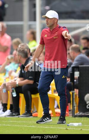 OLDENZAAL - Ajax-Trainer Alfred Schreuder beim Freundschaftsspiel zwischen Ajax Amsterdam und SC Paderborn 07 im Sportpark Vondersweijde am 2. Juli 2022 in Oldenzaal, Niederlande. ANP GERRIT VAN COLOGNE Stockfoto