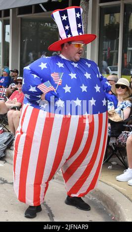 Racine, Wisconsin, USA. 4.. Juli 2022. Eine Figur von Onkel Sam begrüßt die Zuschauer auf der Main Street in Racine, Wisconsin, während der jährlichen Festparade 4., Montag, 4. Juli 2022. (Bild: © Mark Hertzberg/ZUMA Press Wire) Stockfoto