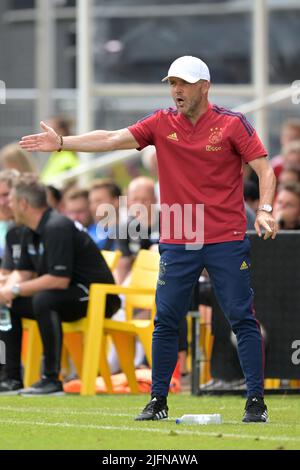 OLDENZAAL - Ajax-Trainer Alfred Schreuder beim Freundschaftsspiel zwischen Ajax Amsterdam und SC Paderborn 07 im Sportpark Vondersweijde am 2. Juli 2022 in Oldenzaal, Niederlande. ANP GERRIT VAN COLOGNE Stockfoto