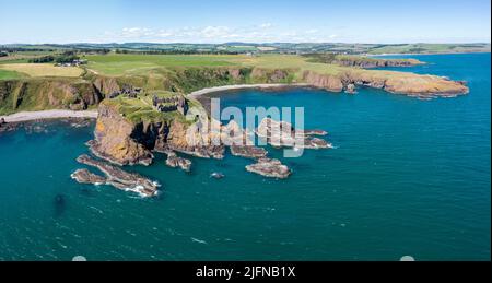 Stonehaven, Großbritannien - 23. Juni 2022: Panorama-Drohnenansicht von Dunnottar Castle und der wilden Küste von Aberdeenshire Stockfoto