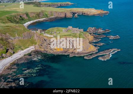 Stonehaven, Großbritannien - 23. Juni 2022: Drohnenansicht von Dunnottar Castle und der wilden Küste von Aberdeenshire Stockfoto