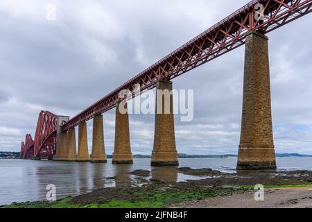 Blick auf die historische Freischwinger-Forth-Brücke über den Firth of Forth in Scoltand Stockfoto