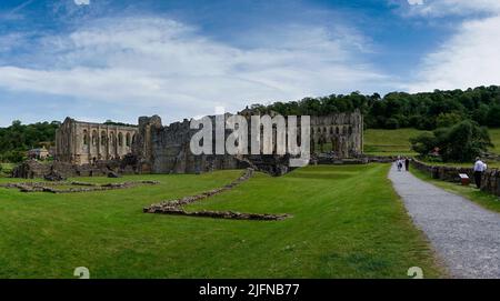 Rievaulx, Großbritannien - 17. Juni 2022: Panoramablick auf die historischen Ruinen der Abtei von Rievaulx in North Yorkshire Stockfoto