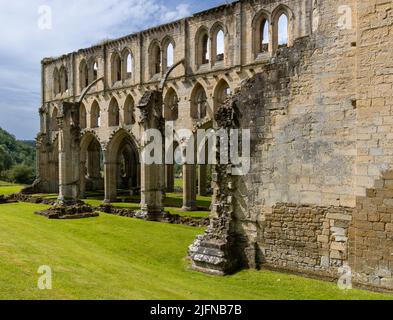 Rievaulx, Großbritannien - 17. Juni 2022: Blick auf die historische englische Stätte und die Abtei von Rievaulx in North Yorkshire Stockfoto