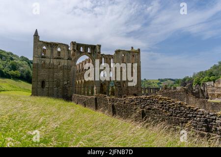 Rievaulx, Großbritannien - 17. Juni 2022: Blick auf die historische englische Stätte und die Abtei von Rievaulx in North Yorkshire Stockfoto