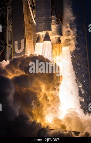 USA. 01.. Juli 2022. Eine United Launch Alliance (ULA) ATLAS V 541-Rakete startet am 1. Juli 2022 die USSF-12-Mission für das Space Systems Command (SSC) der US Space Force vom Space Launch Complex-41 auf der Cape Canaveral Space Force Station, Florida. (Foto: Alex G Perez/AGPfoto/Sipa USA) Quelle: SIPA USA/Alamy Live News Stockfoto