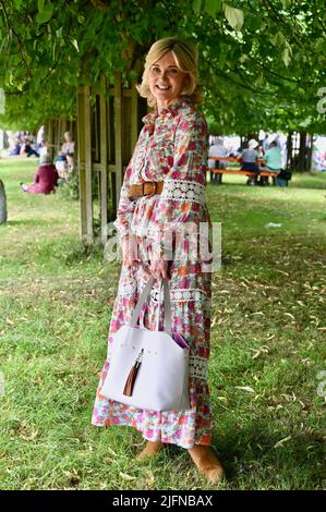 4.. Juli 2022. Surrey, Großbritannien. 04/07/2022, Anthea Turner, Press Day RHS Hampton Court Palace Garden, Festival, East Molesey. Kleid von Miss June. Kredit: michael melia/Alamy Live Nachrichten Stockfoto