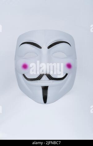 Verpackung der Maske. Eine bunte Vendetta Maske, anonymer Hacker Stockfoto