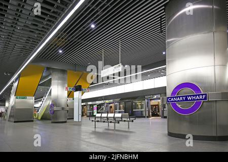 London, Großbritannien. Canary Wharf Station auf dem neu eröffneten Elizabeth Line (crossrail) U-Bahn-Netz. Plattformebene, zeigt den Zug und die Rolltreppen. Stockfoto