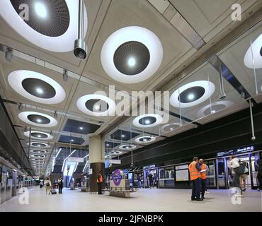 London, Großbritannien. Paddington Station auf dem neu eröffneten Elizabeth Line (crossrail) U-Bahn-Netz. Plattformebene, zeigt den Zug und die Rolltreppen. Stockfoto