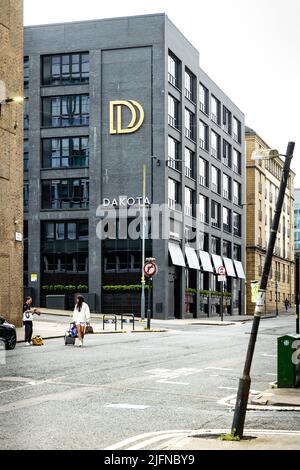 Glasgow, Lanarkshire / Schottland Großbritannien – 07 01 2022: Außenansicht des Dakota Deluxe Hotel Glasgow City, mit zwei Frauen mit Gepäck auf der Straße Stockfoto