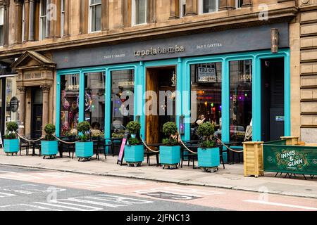 Glasgow, Lanarkshire / Schottland Großbritannien – 07 01 2022: Außenansicht des Glasgow Topolabamba Restaurants, mit Eingangstür und Fenstern Stockfoto