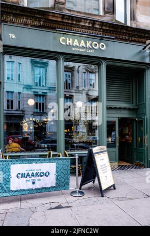 Glasgow, Lanarkshire, Schottland Großbritannien – 02 07 2022: Volle Außenansicht des Chaakoo Bombay Cafe Restaurants, mit Eingangstür und Fenstern mit einer Straße Stockfoto