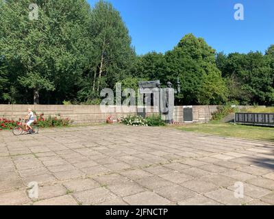 Klaipeda, Litauen. 28.. Juni 2022. Eine skulpturale Gruppe, bestehend aus drei Bronzesoldaten. Quelle: Alexander Welscher/dpa/Alamy Live News Stockfoto