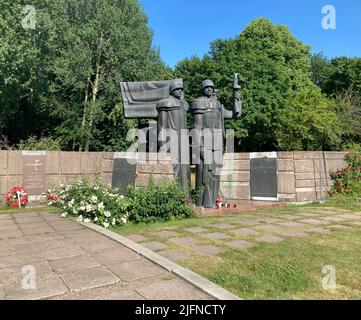 Klaipeda, Litauen. 28.. Juni 2022. Eine skulpturale Gruppe, bestehend aus drei Bronzesoldaten. Quelle: Alexander Welscher/dpa/Alamy Live News Stockfoto