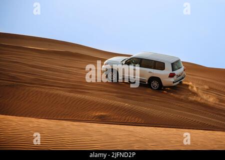 Dubai, Vereinigte Arabische Emirate - 01, Juli 2021 : die Fahrt in der Arabischen Wüste über die Dünen. Ein warmer Tag in der Wüste. Stockfoto