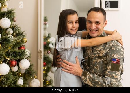 Militärmann und seine Tochter zu weihnachten Stockfoto