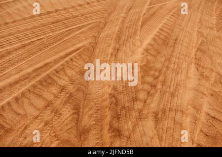 Spuren von den Rädern von Autos auf Sanddünen, Rennen, extreme fahren. Stockfoto