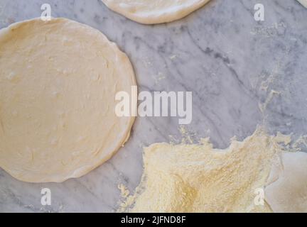 Hintergrund von Pizzateig bereit, auf Marmorplatte gebacken werden, Foto mit Kopierplatz Stockfoto