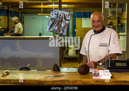 Bernard Xueref, Gründer der Frigoulette Chocolaterie in seiner Manufaktur. 2010 entdeckte er seine Leidenschaft für die Kakaobohnen von São Tomé. Er beschreibt die Aromen der Grand Cru Kakaobohne mit den Noten von Zimt, Karamell und Tabak, leicht blumig und wenig sauer Stockfoto