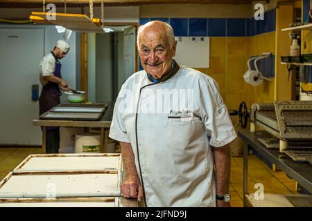 Bernard Xueref, Gründer der Frigoulette Chocolaterie in seiner Manufaktur. Zweimal im Jahr reist Bernard Xueref nach São Tomé. Er pflegt enge Kontakte zu vielen Protagonisten auf der Insel. Kaoka, ebenfalls auf der Basis von São Tomé, ist der exklusive Anbieter von Bio-Grand Cru-Bohnen an Frigoulette Stockfoto