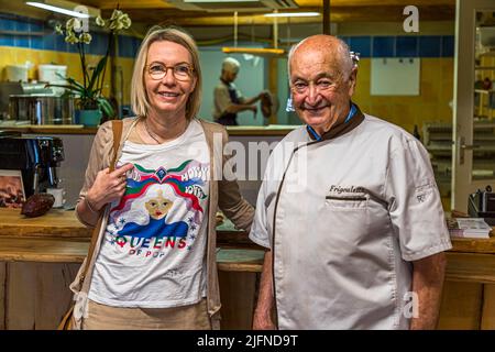 Die Essensschriftstellerin Angela Berg zusammen mit Bernard Xueref, Gründer der Chocolaterie Frigoulette in Beaufort-sur-Gervanne im Val de Drôme, Frankreich Stockfoto