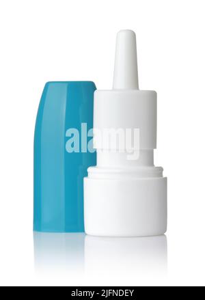 Vorderansicht einer leeren Nasensprayflasche aus Kunststoff mit isolierter Kappe auf Weiß Stockfoto