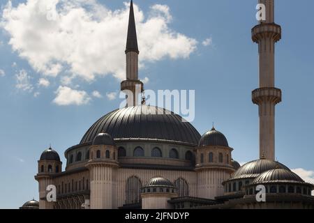 Nahaufnahme der neu errichteten Moschee am Taksim-Platz in Istanbul. Es ist ein sonniger Sommertag. Stockfoto