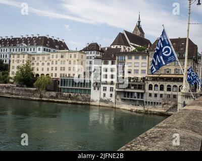 Ansicht von Gebäuden entlang des Rheins, Basel, Schweiz Stockfoto