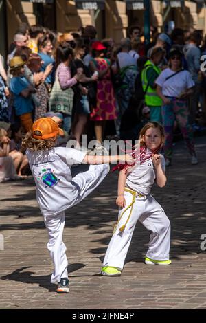 Kleine Kinder, die Capoeira bei der Samba-Karnevalsparade in Pohjoisesplanadi, Helsinki, Finnland, durchführen Stockfoto