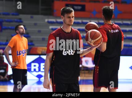 NIS, Serbien, 04/07/2022, Belgiens Thibault Vanderhaegen im Einsatz während der Aufwärmphase für ein Basketballspiel zwischen Serbien und der belgischen Nationalmannschaft die Roten Löwen, Montag, 04. Juli 2022 in Nis, Serbien, das sechste und letzte Qualifikationsspiel für die Weltmeisterschaft 2023. BELGA FOTO NIKOLA KRSTIC Stockfoto