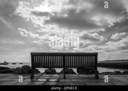 Bänke mit Meerblick Stockfoto