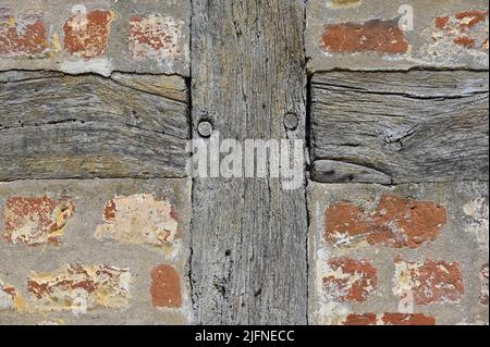 Fassadendetails einer alten Scheune aus Fachwerkholz Stockfoto