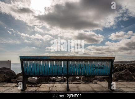 Bänke mit Meerblick Stockfoto