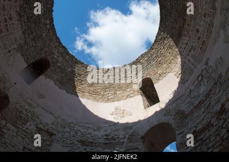 Berühmte Wahrzeichen Vorhalle in Split Stadt, Kroatien, historische kreisförmige Halle im Diokletian Palast Stockfoto