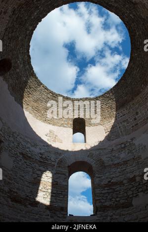 Berühmte Wahrzeichen Vorhalle in Split Stadt, Kroatien, historische kreisförmige Halle im Diokletian Palast Stockfoto