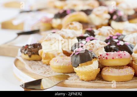 Tartlets, Donuts und andere leckere Backwaren Stockfoto