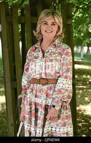 Surrey, Großbritannien. 04/07/2022, Anthea Turner, Press Day, RHS Hampton Palace Garden Festival, East Molesey. Kleid von Miss June. Stockfoto