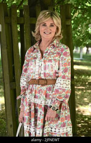 Surrey, Großbritannien. 04/07/2022, Anthea Turner, Press Day, RHS Hampton Palace Garden Festival, East Molesey. Kleid von Miss June. Stockfoto